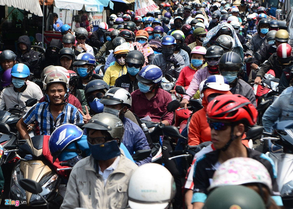 Tàu hỏa, xe khách chật cứng hành khách trở lại thành phố sau nghỉ lễ